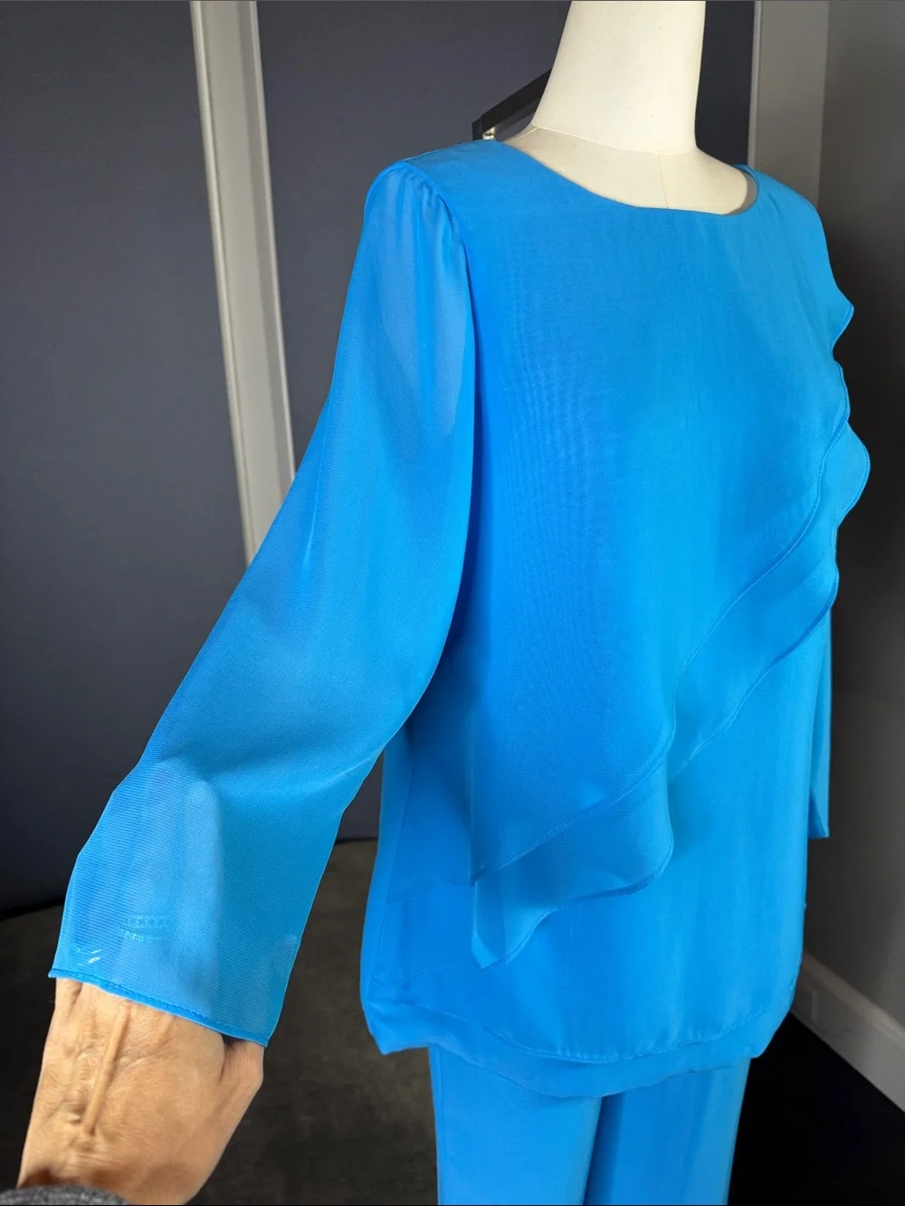 Woman’s Blue Two Piece Ruffled Blouse & Wide-Leg  Formal Pants Set Size 8 NWOT